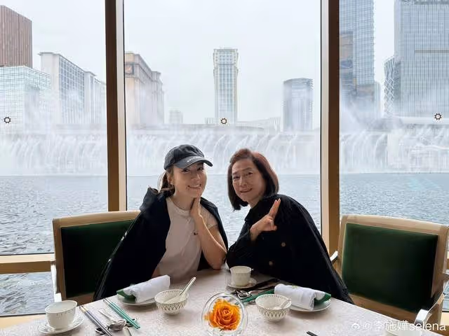 TVB前當家花旦曬近況！與母親罕見同框，兩母女一部位太相似