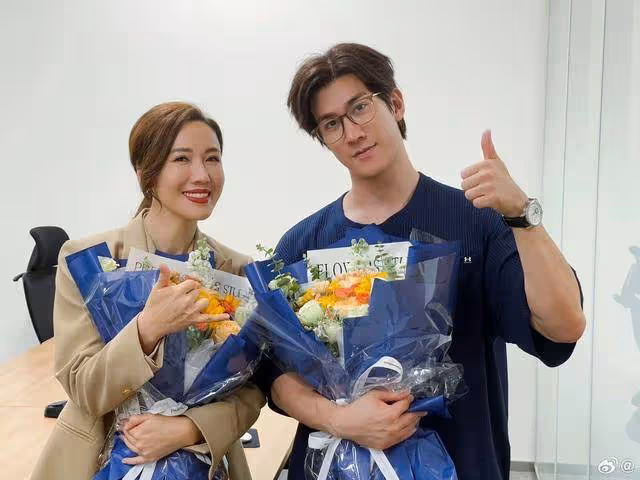 TVB前當家花旦曬近況！與母親罕見同框，兩母女一部位太相似