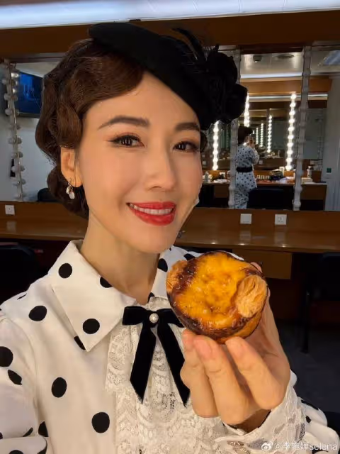 TVB前當家花旦曬近況！與母親罕見同框，兩母女一部位太相似
