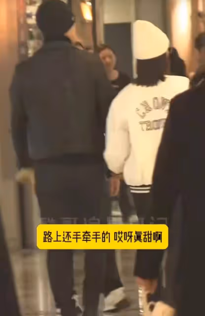 快生了吧?吳謹言挺孕肚跟洪堯出門,手牽手逛街,結婚才2個多月