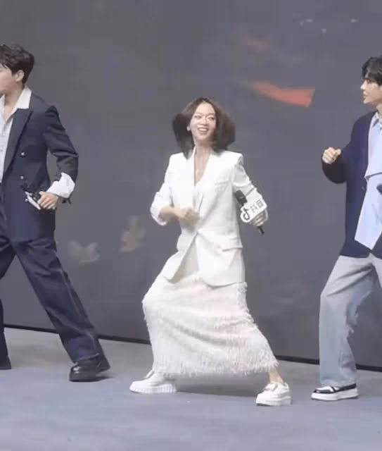 快生了吧?吳謹言挺孕肚跟洪堯出門,手牽手逛街,結婚才2個多月