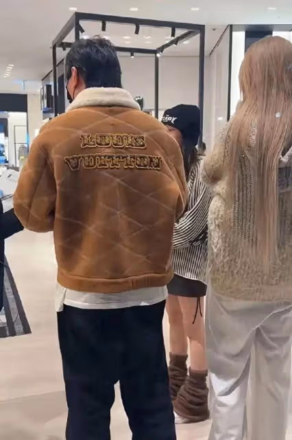 王思聰帶美女買衣服被偶遇,一身奢侈品超土豪,身邊美女又換人