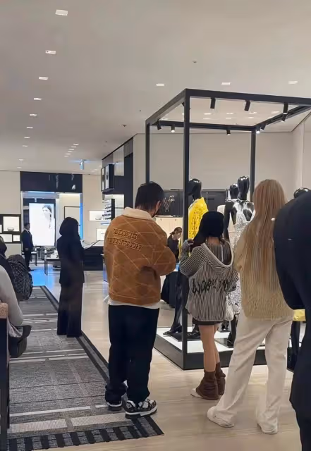 王思聰帶美女買衣服被偶遇,一身奢侈品超土豪,身邊美女又換人