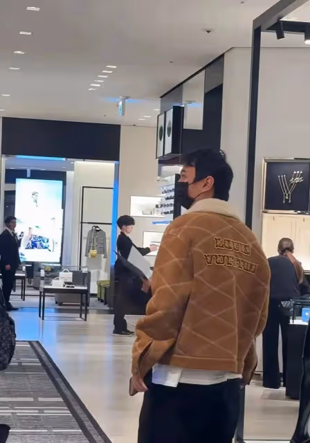 王思聰帶美女買衣服被偶遇,一身奢侈品超土豪,身邊美女又換人