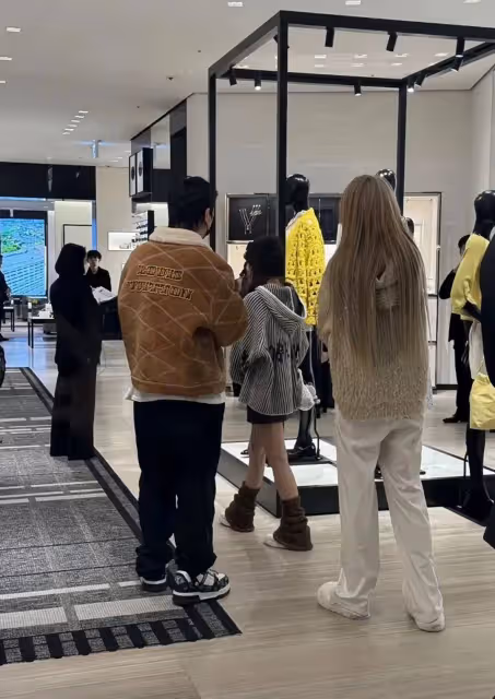 王思聰帶美女買衣服被偶遇,一身奢侈品超土豪,身邊美女又換人