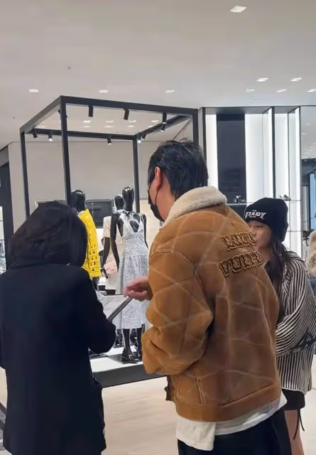 王思聰帶美女買衣服被偶遇,一身奢侈品超土豪,身邊美女又換人