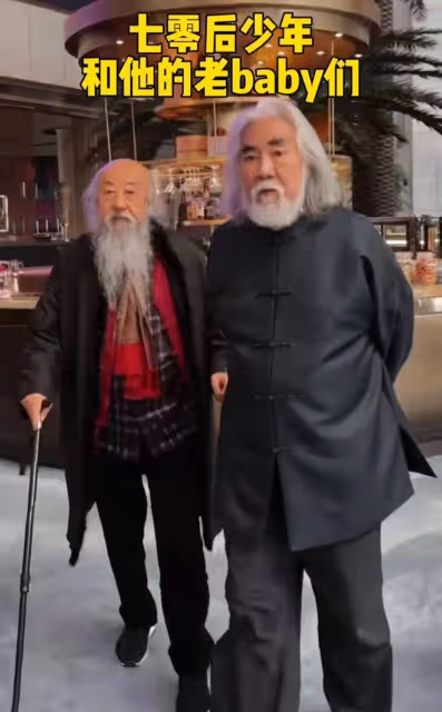 74歲少年張紀中打拚養家,晨練對鏡頭敬禮超搞笑,早晨打坐像睡覺