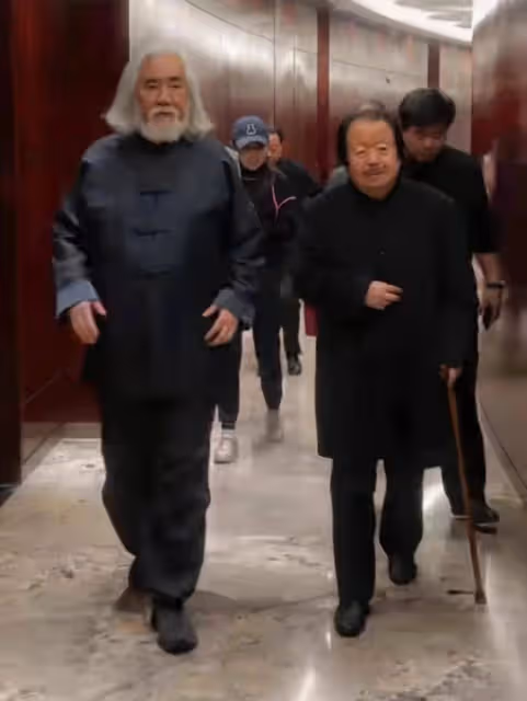 74歲少年張紀中打拚養家,晨練對鏡頭敬禮超搞笑,早晨打坐像睡覺