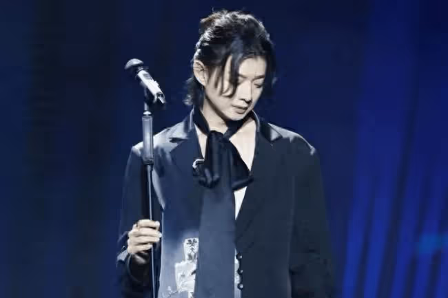 離開娛樂圈2年,霍尊事業重啟,而被送監獄的陳露,活成了這樣