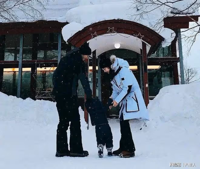 黃曉明後悔離婚!baby現身活動,近狀曝光優雅大氣,穿高定秀好身材