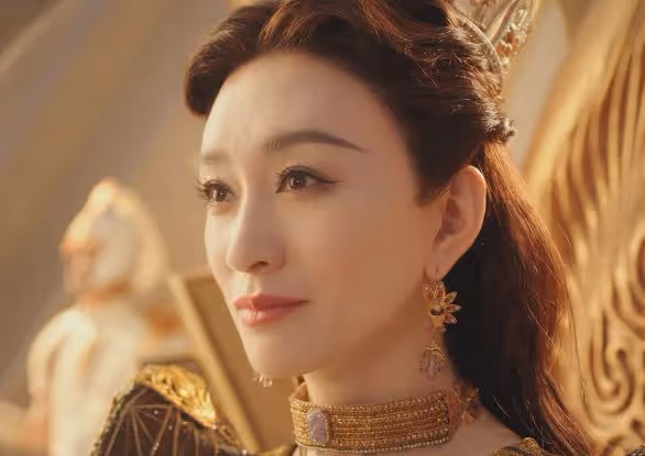 當33歲張予曦和48歲李小冉站一起,我才明白成熟美和白幼瘦的區別