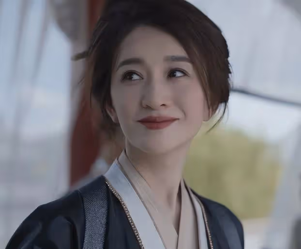 當33歲張予曦和48歲李小冉站一起,我才明白成熟美和白幼瘦的區別