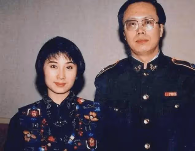 她寧願放棄中國籍也要出國,不要丈夫兒子,兩婚兩離至今孤身一人