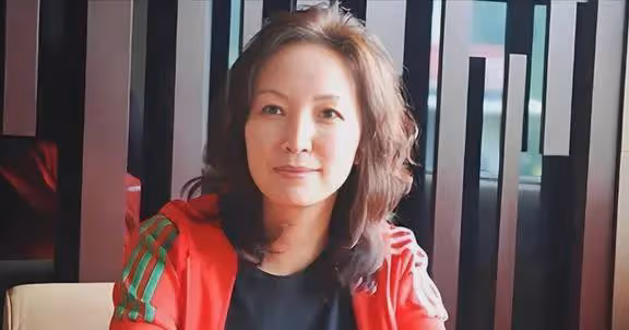 她寧願放棄中國籍也要出國,不要丈夫兒子,兩婚兩離至今孤身一人