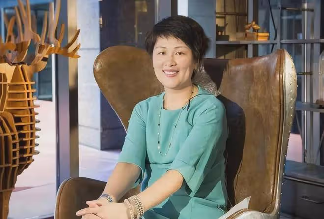 她寧願放棄中國籍也要出國，不要丈夫兒子，兩婚兩離至今孤身一人