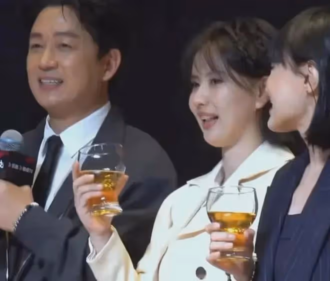 潘粵明攜尹姝貽同台亮相,潘粵明眼神全程追妻,滿滿愛意藏不住