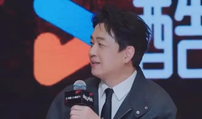 潘粵明攜尹姝貽同台亮相,潘粵明眼神全程追妻,滿滿愛意藏不住