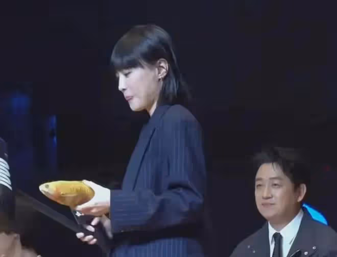 潘粵明攜尹姝貽同台亮相,潘粵明眼神全程追妻,滿滿愛意藏不住