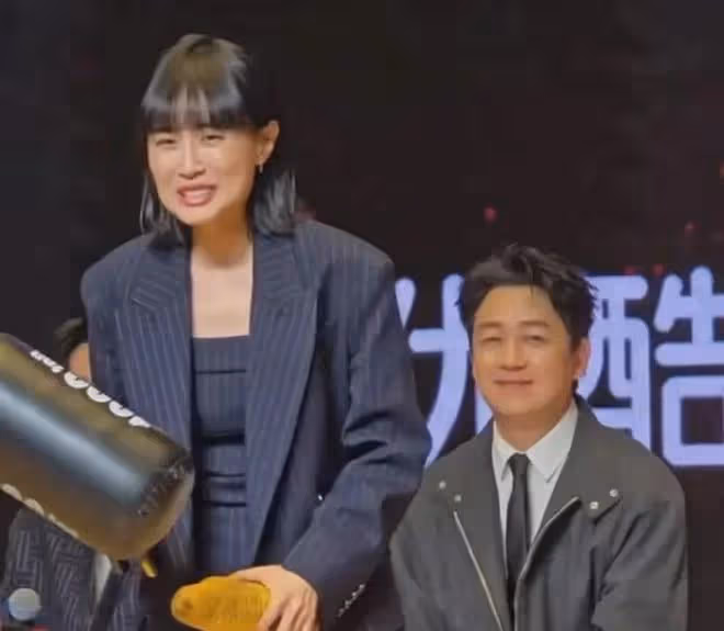 潘粵明攜尹姝貽同台亮相,潘粵明眼神全程追妻,滿滿愛意藏不住
