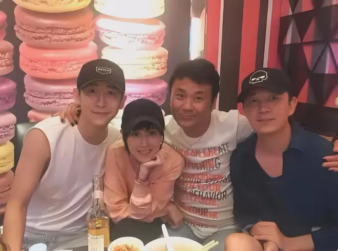 潘粵明攜尹姝貽同台亮相,潘粵明眼神全程追妻,滿滿愛意藏不住
