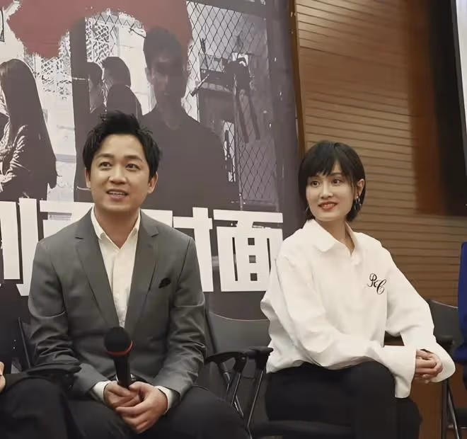 潘粵明攜尹姝貽同台亮相,潘粵明眼神全程追妻,滿滿愛意藏不住