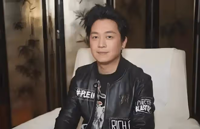 潘粵明攜尹姝貽同台亮相,潘粵明眼神全程追妻,滿滿愛意藏不住