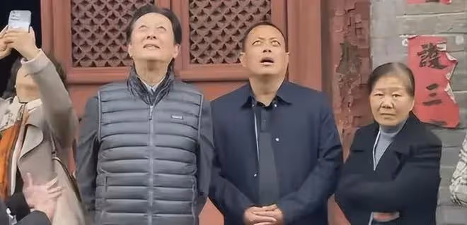 72歲唐國強近照,嘴巴緊閉臉部發黑,老到認不出,走路小心翼翼!