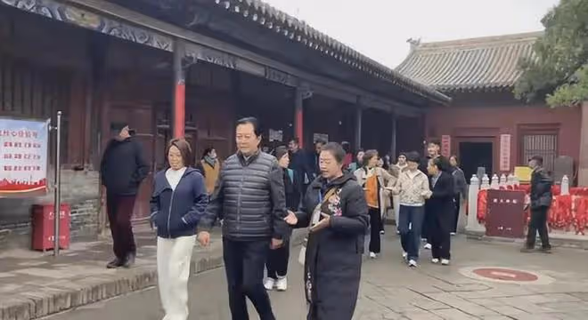 72歲唐國強近照,嘴巴緊閉臉部發黑,老到認不出,走路小心翼翼!