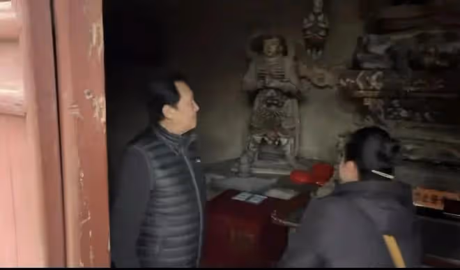 72歲唐國強近照,嘴巴緊閉臉部發黑,老到認不出,走路小心翼翼!