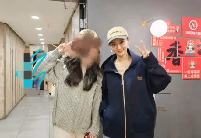 楊穎香港火鍋店被粉絲偶遇，爽快和粉絲合影，溫柔寵粉引熱議！