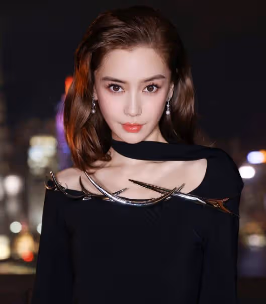 香港這一夜，baby「高調」回歸，整個人脫胎換骨，顏值驚鴻一瞥