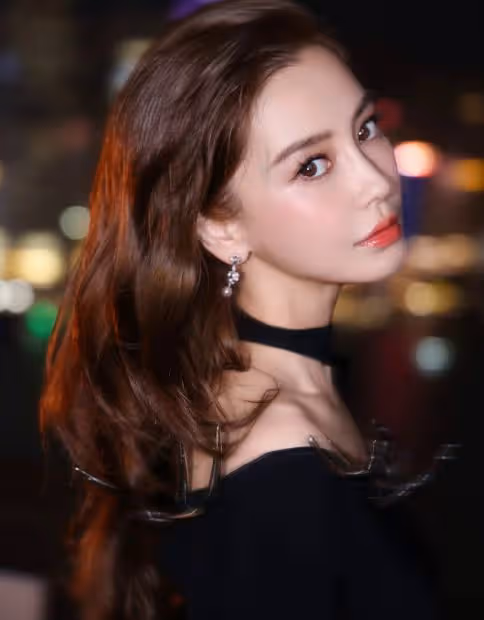 香港這一夜，baby「高調」回歸，整個人脫胎換骨，顏值驚鴻一瞥