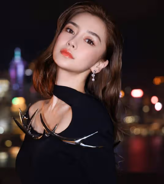 香港這一夜，baby「高調」回歸，整個人脫胎換骨，顏值驚鴻一瞥