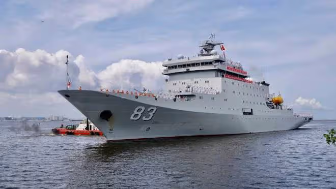 中國軍艦首次出訪,回港發現9道裂縫,桅杆天線失蹤,發生了啥?