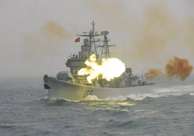 中國軍艦首次出訪,回港發現9道裂縫,桅杆天線失蹤,發生了啥?