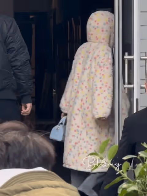 白鹿《唐宮奇案》上班路透,墨綠衣袍真的太高級了,精緻又矜貴