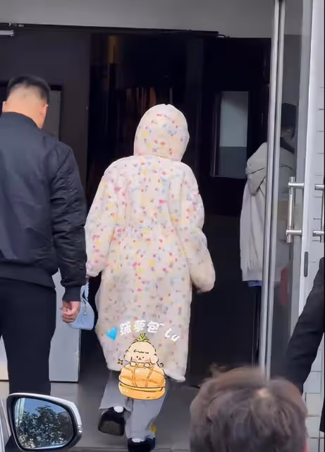 白鹿《唐宮奇案》上班路透,墨綠衣袍真的太高級了,精緻又矜貴