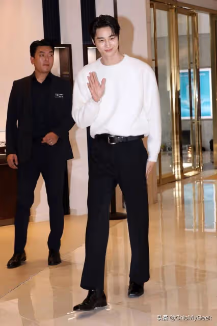 邊佑錫拿下Cartier、Prada兩大牌代言,身價直逼金秀賢!