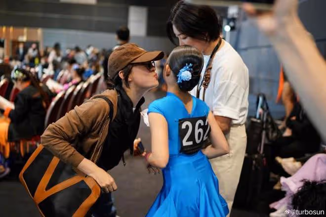 孫儷分享女兒趣事,小花讓媽媽跟著學拉丁,老母親直呼:要命了