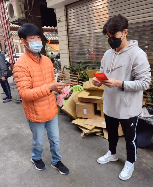 陳傑憲母親曾淪街友！背後故事「超勵志」惹淚，創辦慈善協會助人，高雄群眾：大恩人