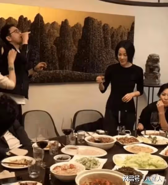 王菲與友人家中聚餐!54歲的她不化妝不醫美,素顏出鏡美得真實自然