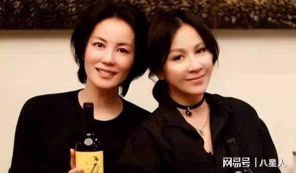 王菲與友人家中聚餐!54歲的她不化妝不醫美,素顏出鏡美得真實自然