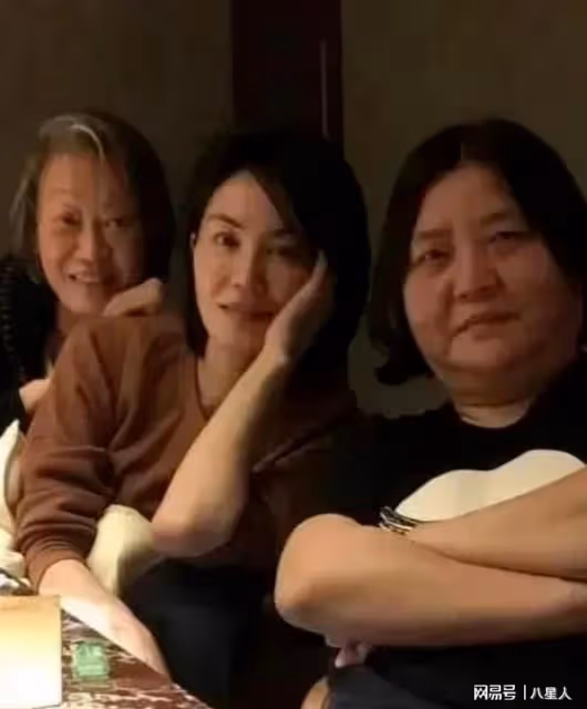 王菲與友人家中聚餐!54歲的她不化妝不醫美,素顏出鏡美得真實自然