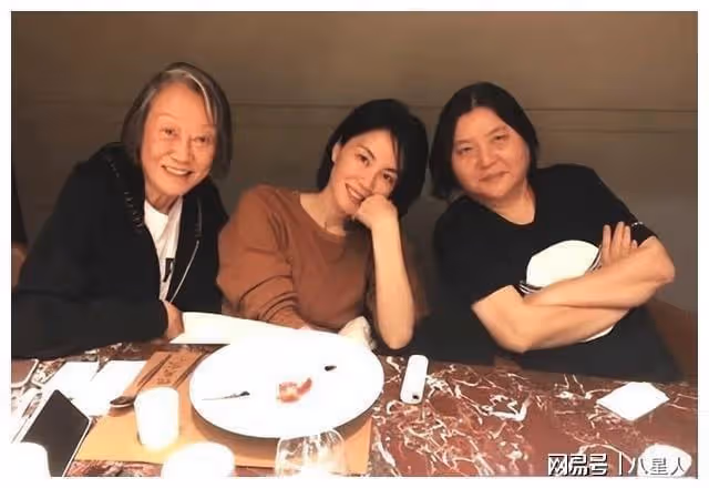 王菲與友人家中聚餐!54歲的她不化妝不醫美,素顏出鏡美得真實自然