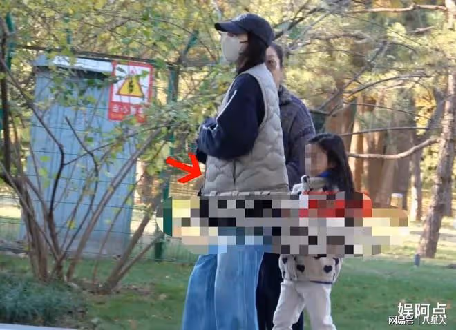 趙又廷牛!高圓圓疑懷二胎,小腹隆起明顯,帶5歲女兒遊玩公園超溫馨