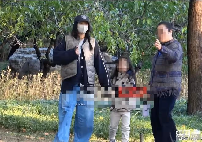 趙又廷牛!高圓圓疑懷二胎,小腹隆起明顯,帶5歲女兒遊玩公園超溫馨