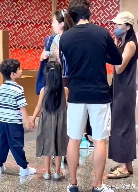 趙又廷牛!高圓圓疑懷二胎,小腹隆起明顯,帶5歲女兒遊玩公園超溫馨