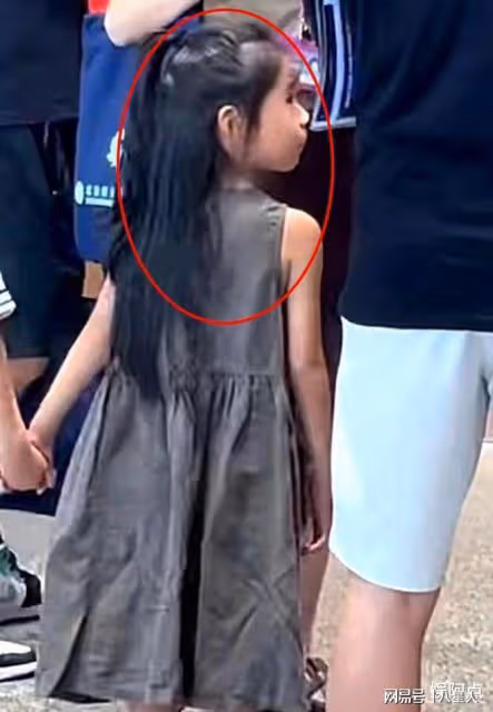 趙又廷牛!高圓圓疑懷二胎,小腹隆起明顯,帶5歲女兒遊玩公園超溫馨