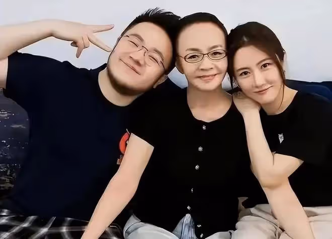 王博谷：嫁小7歲巴圖，成宋丹丹兒媳，婚後生兩子，背後很辛酸