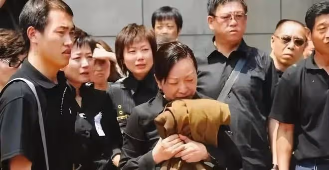 羅京去世14年，妻子改嫁富商，母親至今不知，3字遺言令人深思